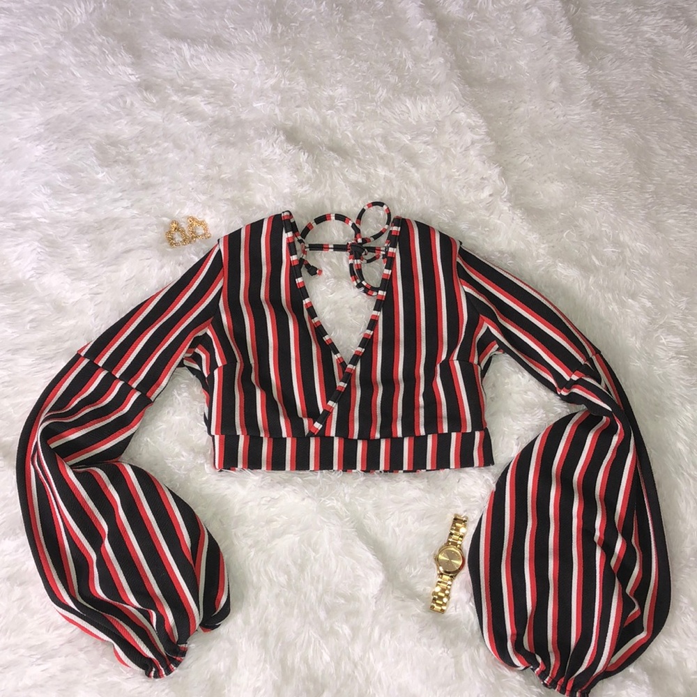 Red black white striped balloon sleeve crop